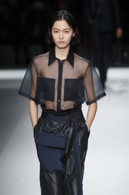 New York, Ny - Eylül 09: patron kadın giyim ve erkek giyim ilkbahar/yaz 2019 moda pist New York'ta 9 Eylül 2018 tarihinde New York moda haftası sırasında göstermek bir modeli yürür..