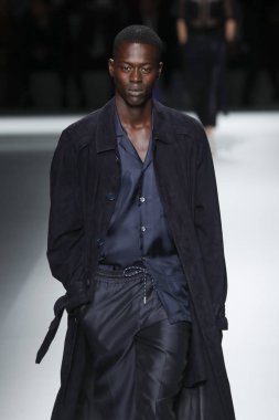 New York, Ny - Eylül 09: patron kadın giyim ve erkek giyim ilkbahar/yaz 2019 moda pist New York'ta 9 Eylül 2018 tarihinde New York moda haftası sırasında göstermek bir modeli yürür..