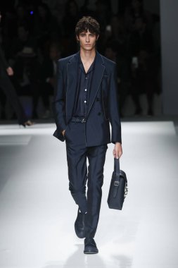 New York, Ny - Eylül 09: patron kadın giyim ve erkek giyim ilkbahar/yaz 2019 moda pist New York'ta 9 Eylül 2018 tarihinde New York moda haftası sırasında göstermek bir modeli yürür..