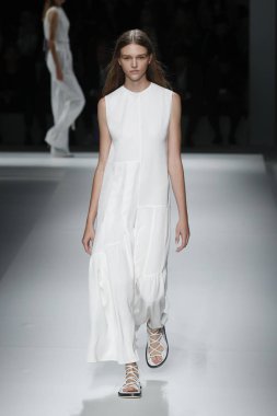 New York, Ny - Eylül 09: patron kadın giyim ve erkek giyim ilkbahar/yaz 2019 moda pist New York'ta 9 Eylül 2018 tarihinde New York moda haftası sırasında göstermek bir modeli yürür..