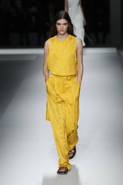 New York, Ny - Eylül 09: patron kadın giyim ve erkek giyim ilkbahar/yaz 2019 moda pist New York'ta 9 Eylül 2018 tarihinde New York moda haftası sırasında göstermek bir modeli yürür..