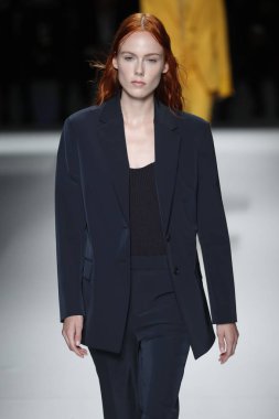 New York, Ny - Eylül 09: patron kadın giyim ve erkek giyim ilkbahar/yaz 2019 moda pist New York'ta 9 Eylül 2018 tarihinde New York moda haftası sırasında göstermek bir modeli yürür..