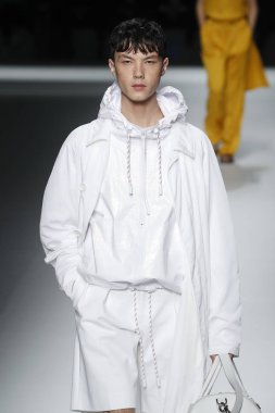 New York, Ny - Eylül 09: patron kadın giyim ve erkek giyim ilkbahar/yaz 2019 moda pist New York'ta 9 Eylül 2018 tarihinde New York moda haftası sırasında göstermek bir modeli yürür..