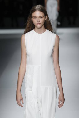 New York, Ny - Eylül 09: patron kadın giyim ve erkek giyim ilkbahar/yaz 2019 moda pist New York'ta 9 Eylül 2018 tarihinde New York moda haftası sırasında göstermek bir modeli yürür..