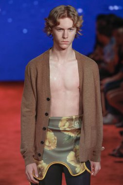 New York, Ny - 11 Eylül: Manken pist Calvin Klein koleksiyonu için New York moda haftası New York Menkul Kıymetler Borsası, 11 Eylül 2018 sırasında New York'ta yürür. 