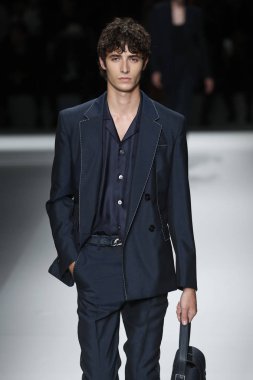 New York, Ny - Eylül 09: patron kadın giyim ve erkek giyim ilkbahar/yaz 2019 moda pist New York'ta 9 Eylül 2018 tarihinde New York moda haftası sırasında göstermek bir modeli yürür..