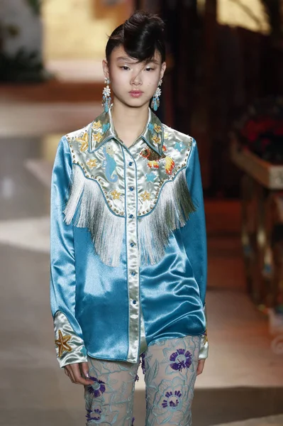 ⬇ Скачать Картинки The Models Clothes Include Batik, Стоковые.