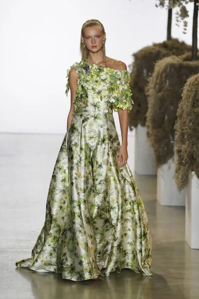 New York September Modell Promenader Landningsbanorna Badgley Mischka Banan New — Stockfoto