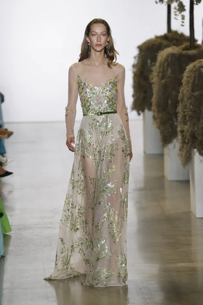 New York September Modell Promenader Landningsbanorna Badgley Mischka Banan New — Stockfoto