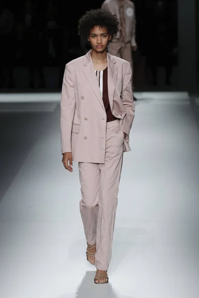 New York September Model Walks Runway Boss Womenswear Menswear Spring — Stock Photo, Image