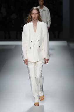 New York, Ny - Eylül 09: patron kadın giyim ve erkek giyim ilkbahar/yaz 2019 moda pist New York'ta 9 Eylül 2018 tarihinde New York moda haftası sırasında göstermek bir modeli yürür..