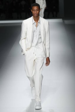 New York, Ny - Eylül 09: patron kadın giyim ve erkek giyim ilkbahar/yaz 2019 moda pist New York'ta 9 Eylül 2018 tarihinde New York moda haftası sırasında göstermek bir modeli yürür..