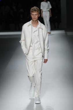 New York, Ny - Eylül 09: patron kadın giyim ve erkek giyim ilkbahar/yaz 2019 moda pist New York'ta 9 Eylül 2018 tarihinde New York moda haftası sırasında göstermek bir modeli yürür..