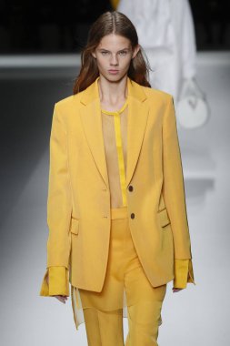 New York, Ny - Eylül 09: patron kadın giyim ve erkek giyim ilkbahar/yaz 2019 moda pist New York'ta 9 Eylül 2018 tarihinde New York moda haftası sırasında göstermek bir modeli yürür..