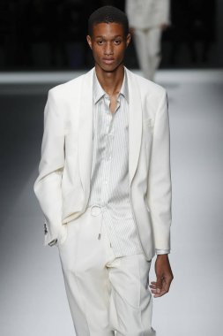 New York, Ny - Eylül 09: patron kadın giyim ve erkek giyim ilkbahar/yaz 2019 moda pist New York'ta 9 Eylül 2018 tarihinde New York moda haftası sırasında göstermek bir modeli yürür..