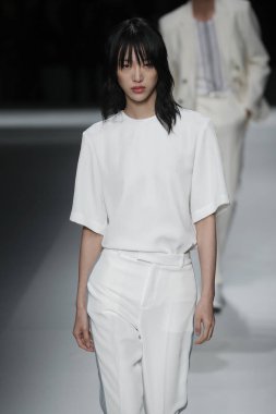 New York, Ny - Eylül 09: patron kadın giyim ve erkek giyim ilkbahar/yaz 2019 moda pist New York'ta 9 Eylül 2018 tarihinde New York moda haftası sırasında göstermek bir modeli yürür..