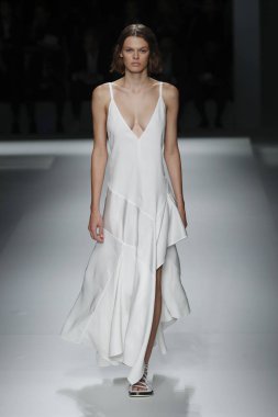 New York, Ny - Eylül 09: patron kadın giyim ve erkek giyim ilkbahar/yaz 2019 moda pist New York'ta 9 Eylül 2018 tarihinde New York moda haftası sırasında göstermek bir modeli yürür..