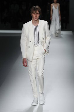 New York, Ny - Eylül 09: patron kadın giyim ve erkek giyim ilkbahar/yaz 2019 moda pist New York'ta 9 Eylül 2018 tarihinde New York moda haftası sırasında göstermek bir modeli yürür..