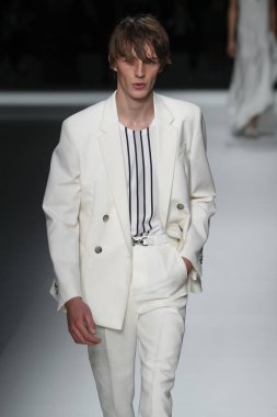New York, Ny - Eylül 09: patron kadın giyim ve erkek giyim ilkbahar/yaz 2019 moda pist New York'ta 9 Eylül 2018 tarihinde New York moda haftası sırasında göstermek bir modeli yürür..