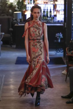 New York, Ny - Eylül 09: pist Brock koleksiyonu moda sırasında göstermek 11 Howard Hotel adlı 9 Eylül 2018 New York'ta bir model yürür..