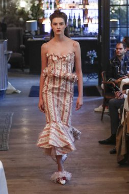 New York, Ny - Eylül 09: pist Brock koleksiyonu moda sırasında göstermek 11 Howard Hotel adlı 9 Eylül 2018 New York'ta bir model yürür..