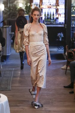 New York, Ny - Eylül 09: pist Brock koleksiyonu moda sırasında göstermek 11 Howard Hotel adlı 9 Eylül 2018 New York'ta bir model yürür..