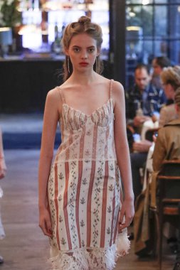 New York, Ny - Eylül 09: pist Brock koleksiyonu moda sırasında göstermek 11 Howard Hotel adlı 9 Eylül 2018 New York'ta bir model yürür..