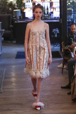 New York, Ny - Eylül 09: pist Brock koleksiyonu moda sırasında göstermek 11 Howard Hotel adlı 9 Eylül 2018 New York'ta bir model yürür..