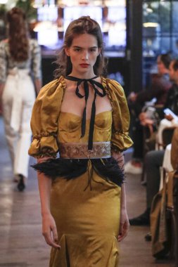 New York, Ny - Eylül 09: pist Brock koleksiyonu moda sırasında göstermek 11 Howard Hotel adlı 9 Eylül 2018 New York'ta bir model yürür..
