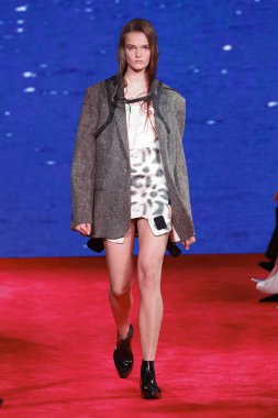 New York, Ny - 11 Eylül: Manken pist Calvin Klein koleksiyonu için New York moda haftası New York Menkul Kıymetler Borsası, 11 Eylül 2018 sırasında New York'ta yürür. 