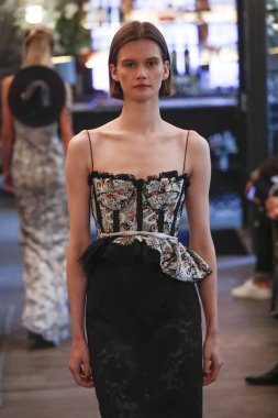 New York, Ny - Eylül 09: pist Brock koleksiyonu moda sırasında göstermek 11 Howard Hotel adlı 9 Eylül 2018 New York'ta bir model yürür..