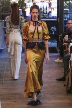 New York, Ny - Eylül 09: pist Brock koleksiyonu moda sırasında göstermek 11 Howard Hotel adlı 9 Eylül 2018 New York'ta bir model yürür..