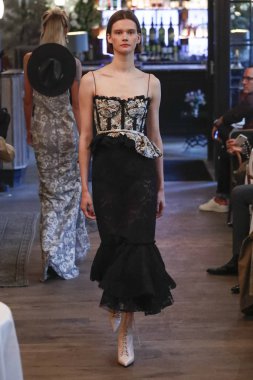 New York, Ny - Eylül 09: pist Brock koleksiyonu moda sırasında göstermek 11 Howard Hotel adlı 9 Eylül 2018 New York'ta bir model yürür..