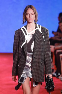 New York, Ny - 11 Eylül: Manken pist Calvin Klein koleksiyonu için New York moda haftası New York Menkul Kıymetler Borsası, 11 Eylül 2018 sırasında New York'ta yürür. 