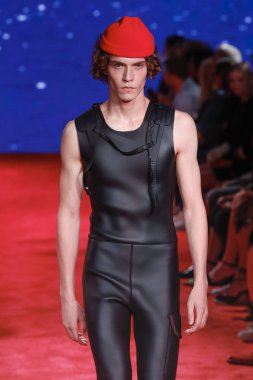 New York, Ny - 11 Eylül: Manken pist Calvin Klein koleksiyonu için New York moda haftası New York Menkul Kıymetler Borsası, 11 Eylül 2018 sırasında New York'ta yürür. 