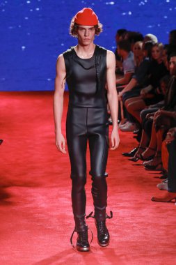 New York, Ny - 11 Eylül: Manken pist Calvin Klein koleksiyonu için New York moda haftası New York Menkul Kıymetler Borsası, 11 Eylül 2018 sırasında New York'ta yürür. 