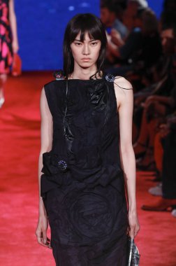 New York, Ny - 11 Eylül: Manken pist Calvin Klein koleksiyonu için New York moda haftası New York Menkul Kıymetler Borsası, 11 Eylül 2018 sırasında New York'ta yürür. 