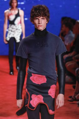 New York, Ny - 11 Eylül: Manken pist Calvin Klein koleksiyonu için New York moda haftası New York Menkul Kıymetler Borsası, 11 Eylül 2018 sırasında New York'ta yürür. 