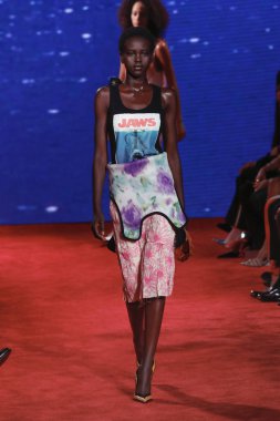 New York, Ny - 11 Eylül: Manken pist Calvin Klein koleksiyonu için New York moda haftası New York Menkul Kıymetler Borsası, 11 Eylül 2018 sırasında New York'ta yürür. 