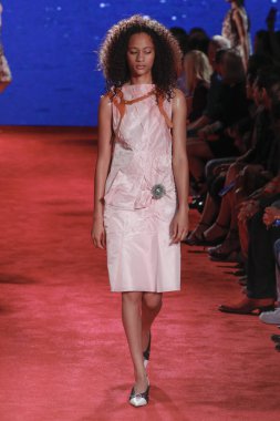 New York, Ny - 11 Eylül: Manken pist Calvin Klein koleksiyonu için New York moda haftası New York Menkul Kıymetler Borsası, 11 Eylül 2018 sırasında New York'ta yürür. 