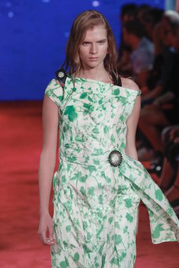 New York, Ny - 11 Eylül: Manken pist Calvin Klein koleksiyonu için New York moda haftası New York Menkul Kıymetler Borsası, 11 Eylül 2018 sırasında New York'ta yürür. 