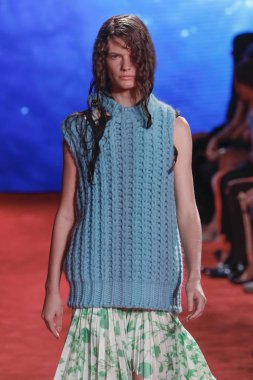 New York, Ny - 11 Eylül: Manken pist Calvin Klein koleksiyonu için New York moda haftası New York Menkul Kıymetler Borsası, 11 Eylül 2018 sırasında New York'ta yürür. 