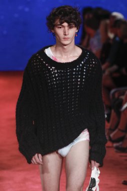 New York, Ny - 11 Eylül: Manken pist Calvin Klein koleksiyonu için New York moda haftası New York Menkul Kıymetler Borsası, 11 Eylül 2018 sırasında New York'ta yürür. 