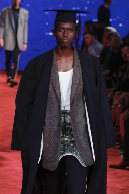 New York, Ny - 11 Eylül: Manken pist Calvin Klein koleksiyonu için New York moda haftası New York Menkul Kıymetler Borsası, 11 Eylül 2018 sırasında New York'ta yürür. 