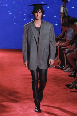 New York, Ny - 11 Eylül: Manken pist Calvin Klein koleksiyonu için New York moda haftası New York Menkul Kıymetler Borsası, 11 Eylül 2018 sırasında New York'ta yürür. 