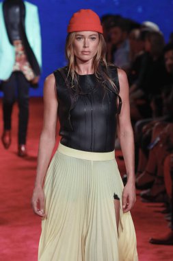 New York, Ny - 11 Eylül: Manken pist Calvin Klein koleksiyonu için New York moda haftası New York Menkul Kıymetler Borsası, 11 Eylül 2018 sırasında New York'ta yürür. 