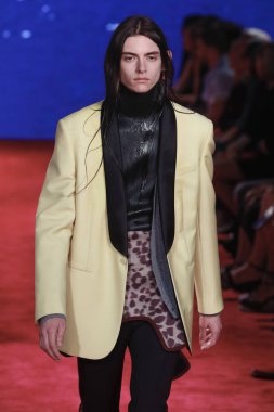 New York, Ny - 11 Eylül: Manken pist Calvin Klein koleksiyonu için New York moda haftası New York Menkul Kıymetler Borsası, 11 Eylül 2018 sırasında New York'ta yürür. 