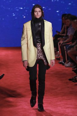 New York, Ny - 11 Eylül: Manken pist Calvin Klein koleksiyonu için New York moda haftası New York Menkul Kıymetler Borsası, 11 Eylül 2018 sırasında New York'ta yürür. 