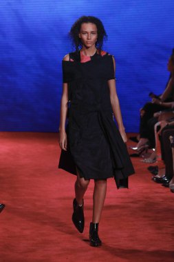 New York, Ny - 11 Eylül: Manken pist Calvin Klein koleksiyonu için New York moda haftası New York Menkul Kıymetler Borsası, 11 Eylül 2018 sırasında New York'ta yürür. 