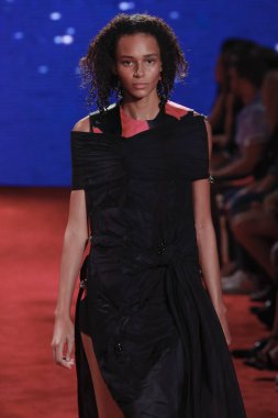 New York, Ny - 11 Eylül: Manken pist Calvin Klein koleksiyonu için New York moda haftası New York Menkul Kıymetler Borsası, 11 Eylül 2018 sırasında New York'ta yürür. 